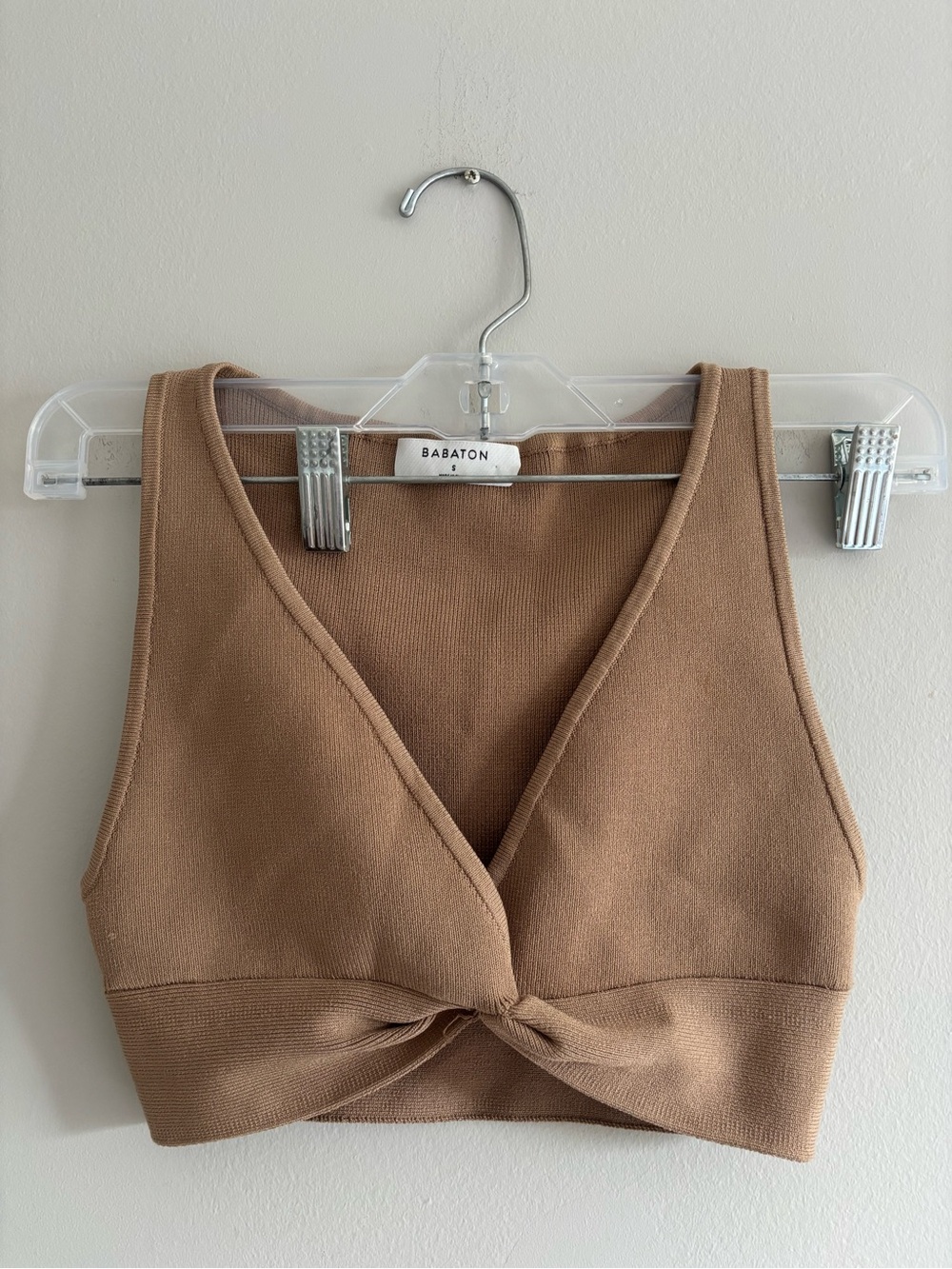 Aritzia Babaton ego sculpt twist knit v neck crop in a caramel brown